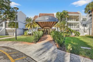 200 Lakeview Dr 213, Weston, FL 33326