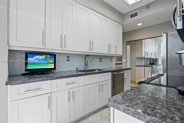 19101 NE 36th Ct 112, Aventura, FL 33180