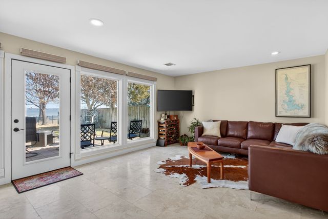 218 N Broadway Road, Azle, TX 76020