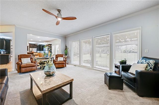 9842 Pin Oak Circle, De Soto, KS 66018