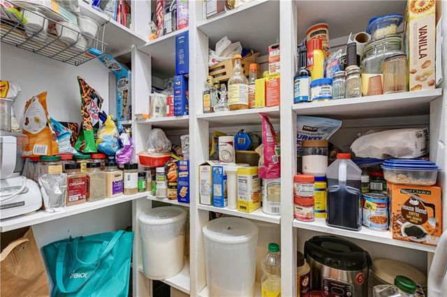 9842 Pin Oak Circle, De Soto, KS 66018