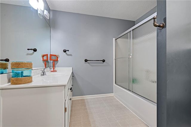 9842 Pin Oak Circle, De Soto, KS 66018