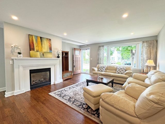 11 Hargrave Cir B, Newton, MA 02461