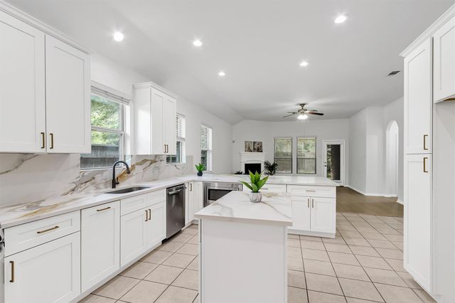138 Meadow Landing Drive, Conroe, TX 77384