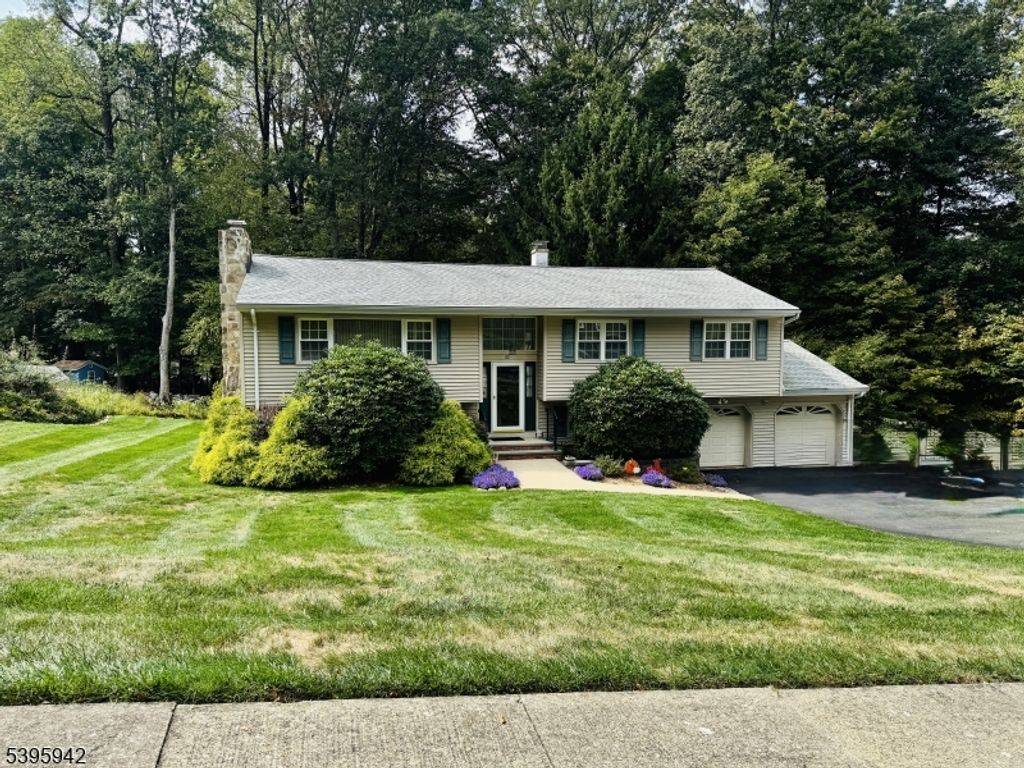 62 Fawnridge Dr, Washington Twp., NJ 07853