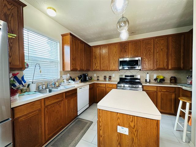 2316 Highland Crossing Drive, Conroe, TX 77304