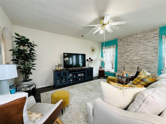 2316 Highland Crossing Drive, Conroe, TX 77304