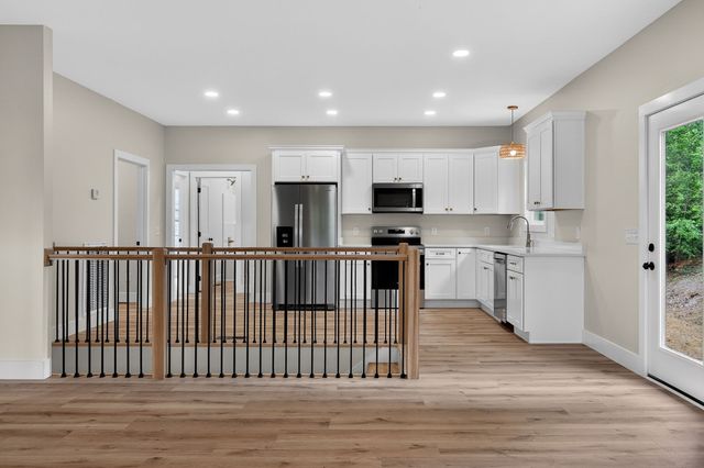 253 River Front Dr, Sparta, TN 38583