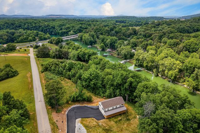 253 River Front Dr, Sparta, TN 38583