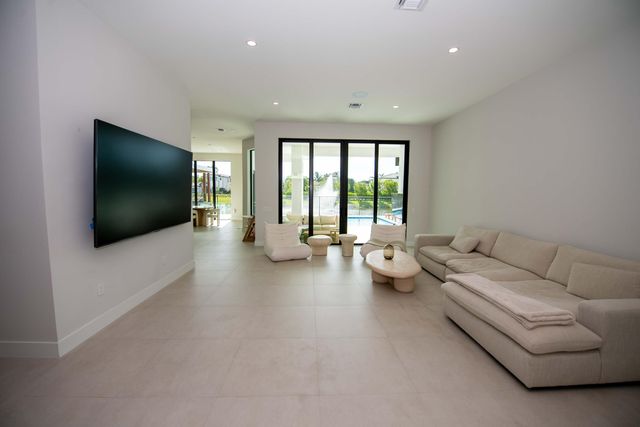 5746 Ashwood Circle W, Hollywood, FL 33312
