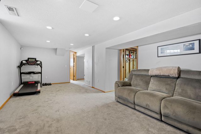 7649 46th Avenue N, New Hope, MN 55428