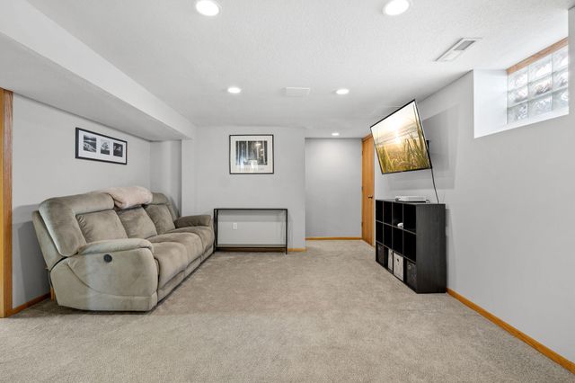 7649 46th Avenue N, New Hope, MN 55428