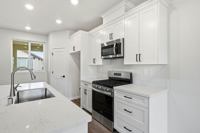 3818 E Commerce Way, Sacramento, CA 95834