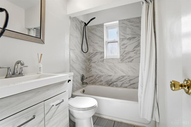 1015 Woodbriar Lane, Cincinnati, OH 45238