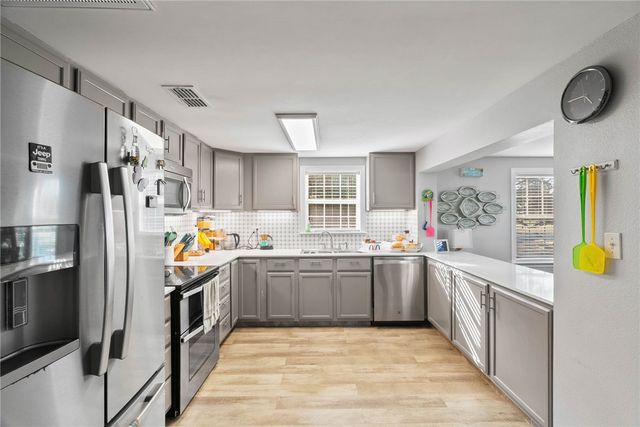 710 N Ann St, Rockport, TX 78382