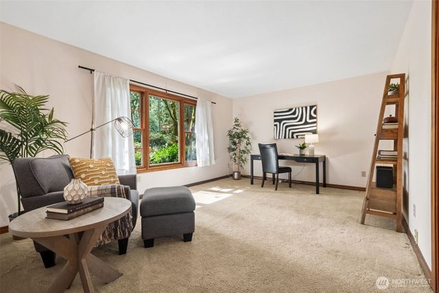 25300 SE Mirrormont Way, Issaquah, WA 98027