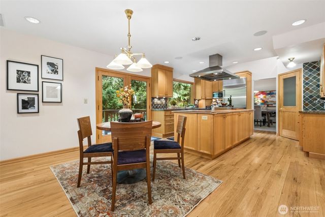 25300 SE Mirrormont Way, Issaquah, WA 98027