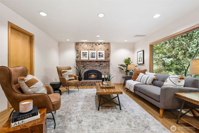 25300 SE Mirrormont Way, Issaquah, WA 98027