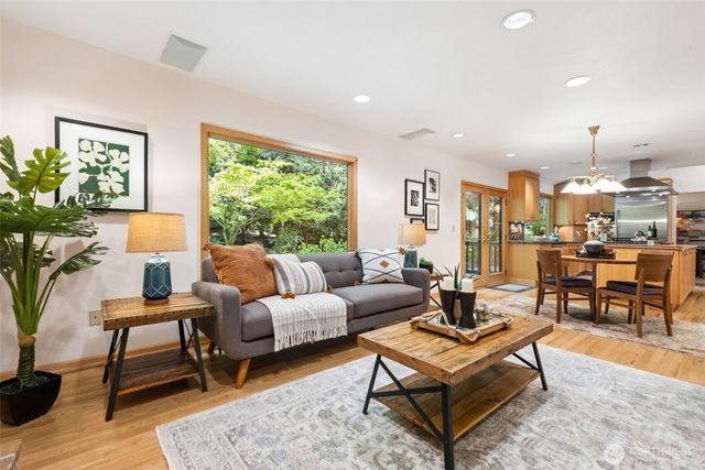 25300 SE Mirrormont Way, Issaquah, WA 98027