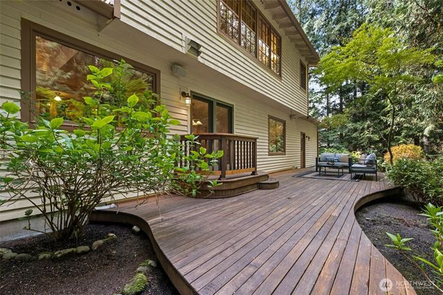25300 SE Mirrormont Way, Issaquah, WA 98027