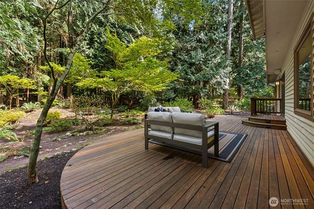25300 SE Mirrormont Way, Issaquah, WA 98027