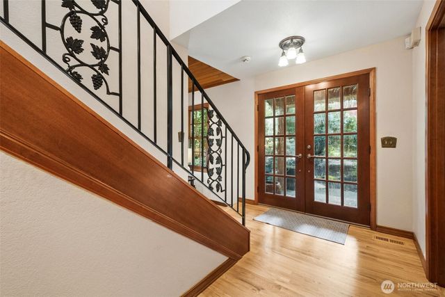 25300 SE Mirrormont Way, Issaquah, WA 98027