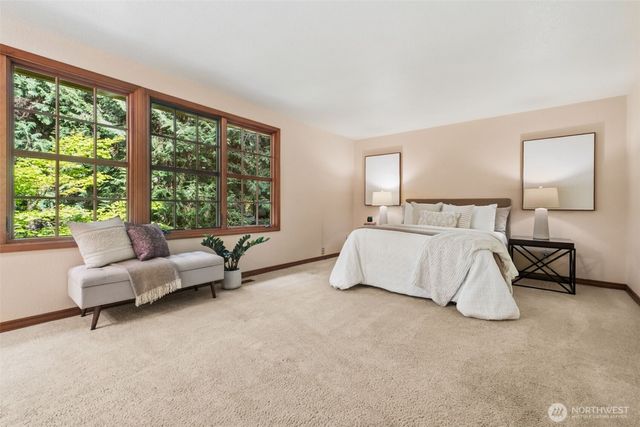 25300 SE Mirrormont Way, Issaquah, WA 98027