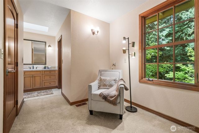 25300 SE Mirrormont Way, Issaquah, WA 98027