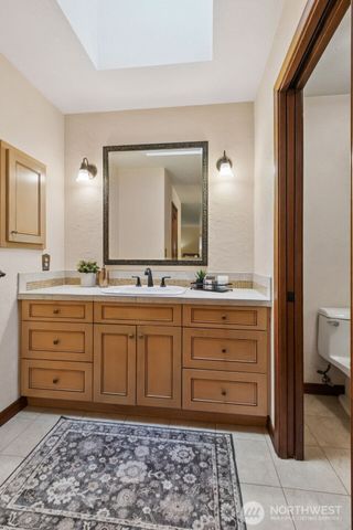 25300 SE Mirrormont Way, Issaquah, WA 98027