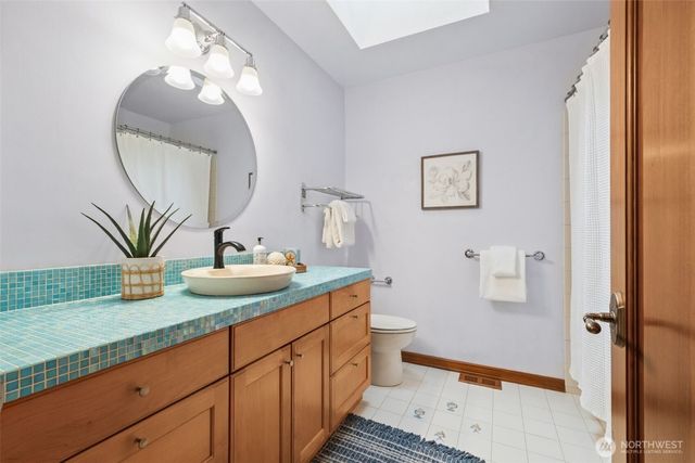 25300 SE Mirrormont Way, Issaquah, WA 98027