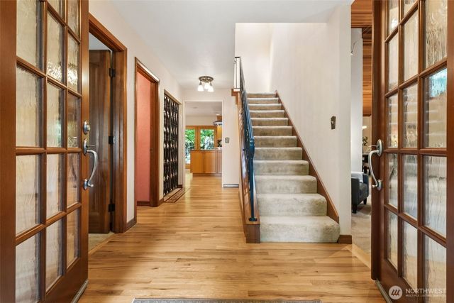 25300 SE Mirrormont Way, Issaquah, WA 98027