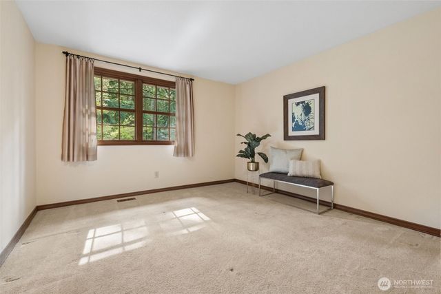 25300 SE Mirrormont Way, Issaquah, WA 98027