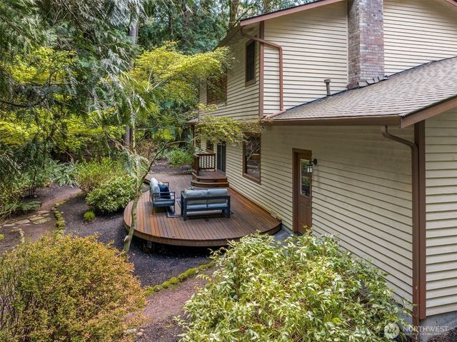 25300 SE Mirrormont Way, Issaquah, WA 98027