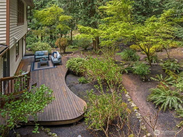 25300 SE Mirrormont Way, Issaquah, WA 98027