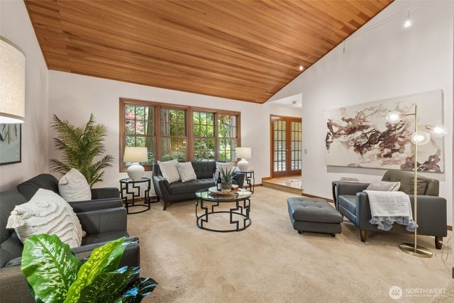 25300 SE Mirrormont Way, Issaquah, WA 98027