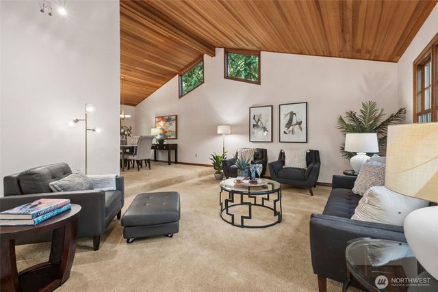 25300 SE Mirrormont Way, Issaquah, WA 98027