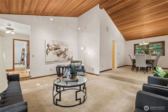 25300 SE Mirrormont Way, Issaquah, WA 98027