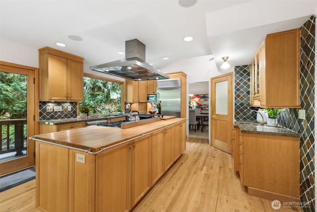 25300 SE Mirrormont Way, Issaquah, WA 98027