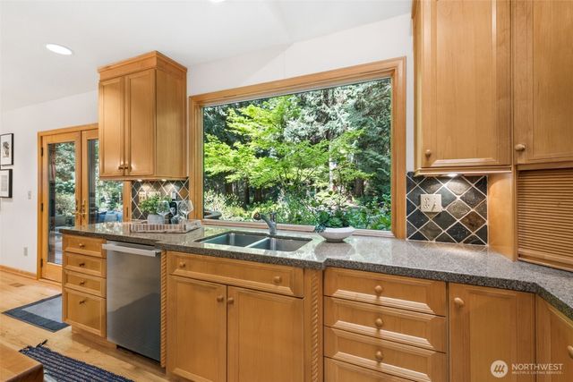 25300 SE Mirrormont Way, Issaquah, WA 98027