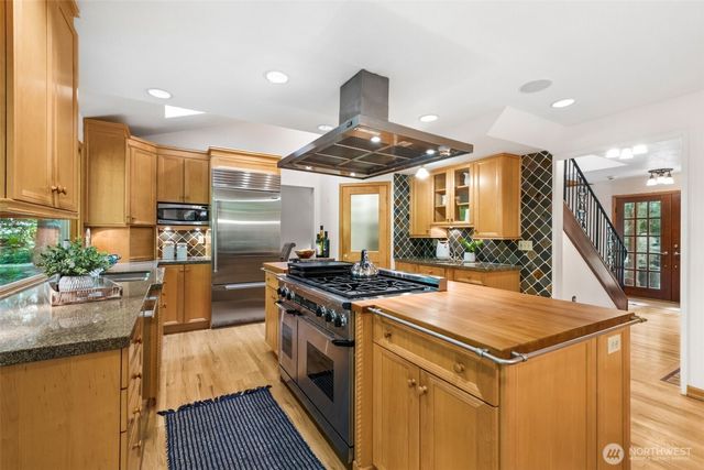 25300 SE Mirrormont Way, Issaquah, WA 98027
