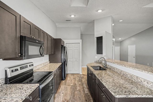 648 Munich Street NW, Palm Bay, FL 32907