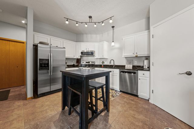 472 Hickory Lane N, Oakdale, MN 55128