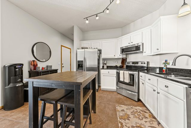 472 Hickory Lane N, Oakdale, MN 55128