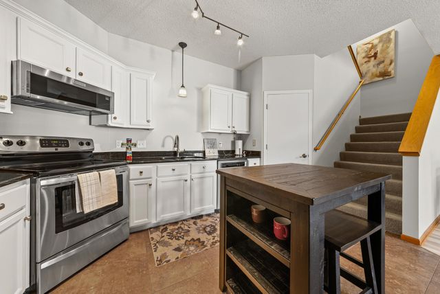 472 Hickory Lane N, Oakdale, MN 55128