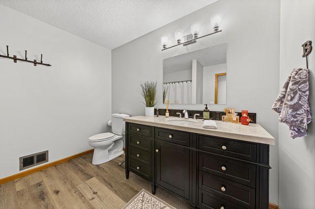 472 Hickory Lane N, Oakdale, MN 55128