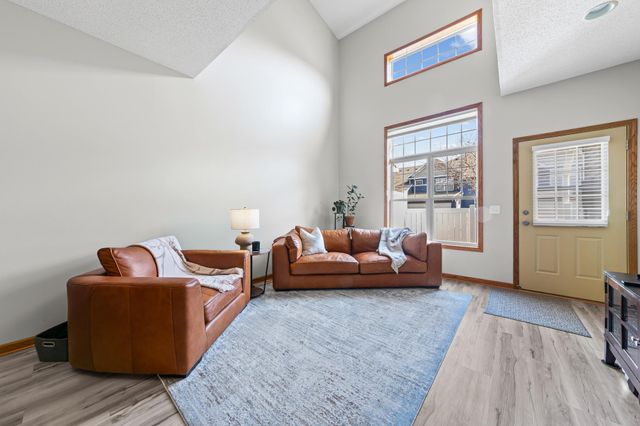 472 Hickory Lane N, Oakdale, MN 55128