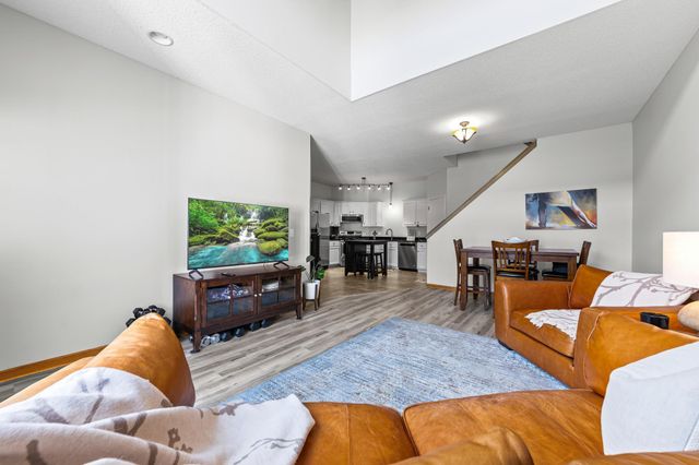 472 Hickory Lane N, Oakdale, MN 55128