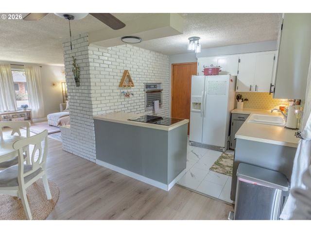 1095 N MANZANITA St, Canby, OR 97013