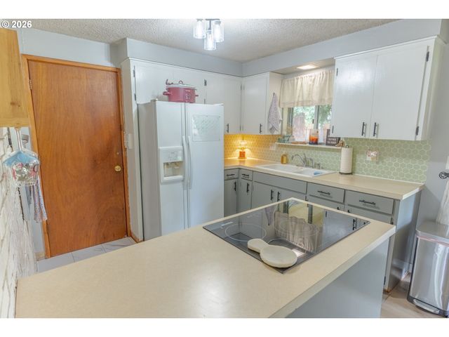 1095 N MANZANITA St, Canby, OR 97013