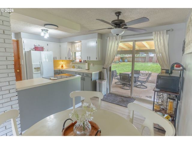 1095 N MANZANITA St, Canby, OR 97013